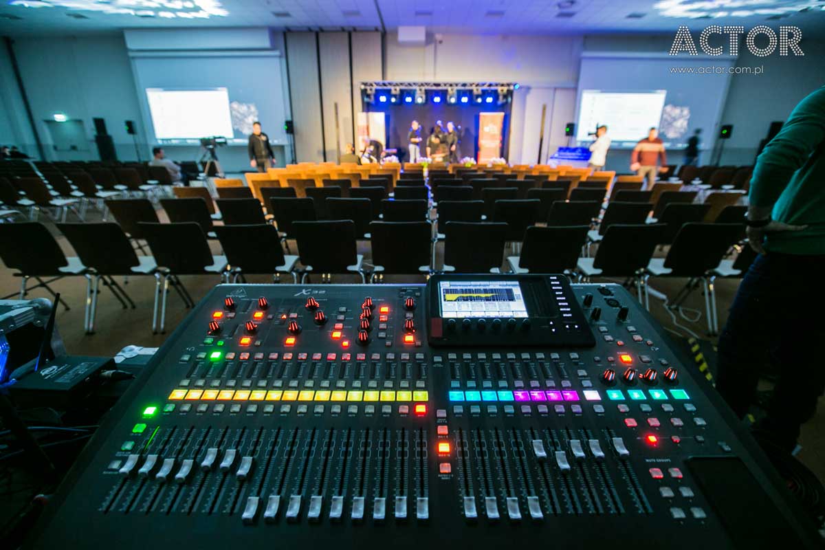 Jaki sprzęt nagłośnieniowy jest potrzebny na konferencję dla 100 osób?